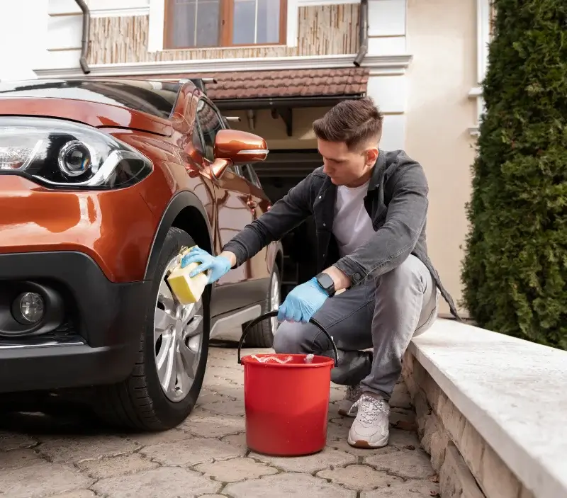 Lavage auto à domicile Saint-Christophe-du-Ligneron : professionnel intervenant sur un véhicule